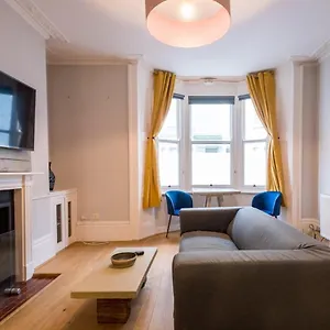 large-modern-studio-apartment-by-the-beach.brighton-hotels-england.com/
